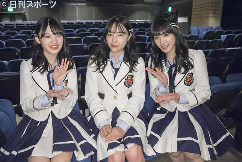 村瀬紗英（中央）の取材を終えポーズをとる新澤菜央（左）と横野すみれ（撮影・上山淳一）