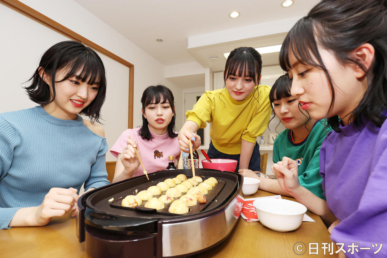 たこやきパーティーを開くたこやきレインボー。左から春名真依、彩木咲良、清井咲希、根岸可蓮、堀くるみ