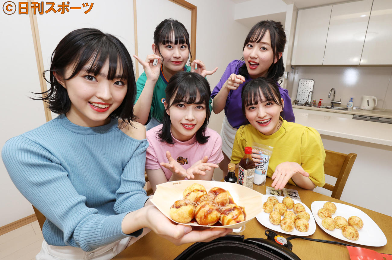 たこやき完成。前列左から春名真依、彩木咲良、清井咲希、後列左から根岸可蓮、堀くるみ