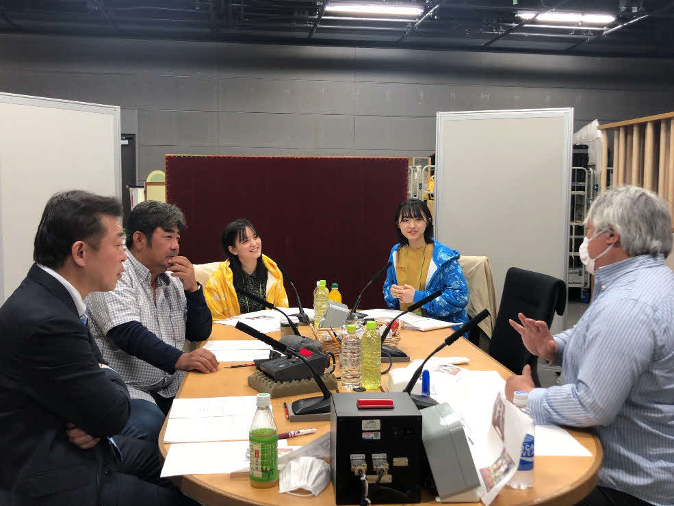 MBSラジオ「たこ焼ベースボールパーク」の収録を行った清井咲希（奥左）と春名真依（同右）