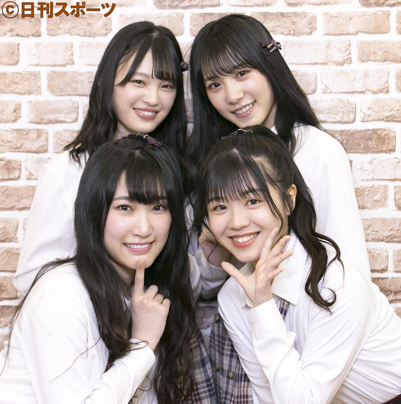 アタックNMB48の取材を終えポーズをとる、前列左から原かれん、貞野遥香、後列左から新澤菜央、横野すみれ（撮影・上山淳一）