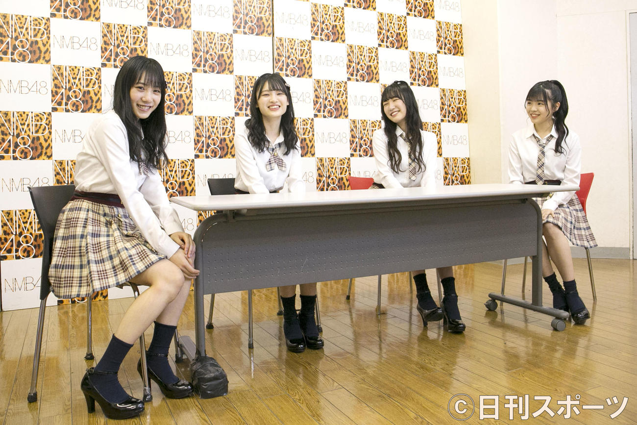 アタックNMB48でトークをする、左から横野すみれ、新澤菜央、原かれん、貞野遥香（撮影・上山淳一）