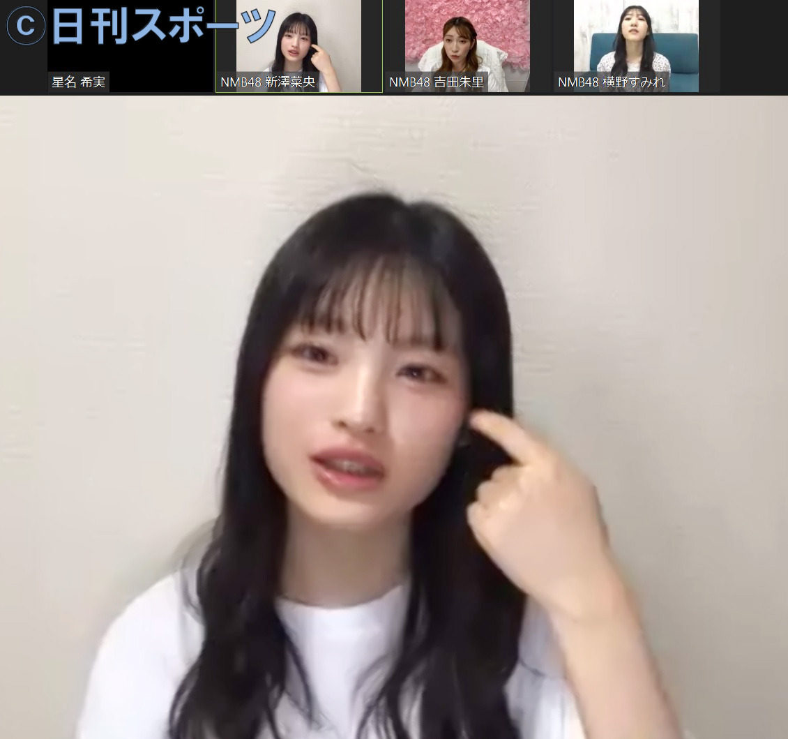 アタックNMB48で吉田朱里を取材する新澤菜央（撮影・清水貴仁）