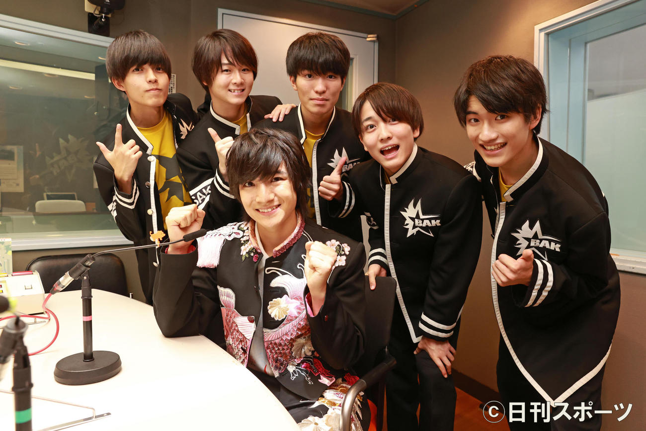 ラジオ大阪の番組「ボイメン☆KANSAI」のラジオブースでポーズを取るボイメンの本田剛文（手前中央）とボイメン大阪研究生、左から中下雄貴、岡大和、内藤大耀、高橋真佳把、内海太一（撮影・清水貴仁）
