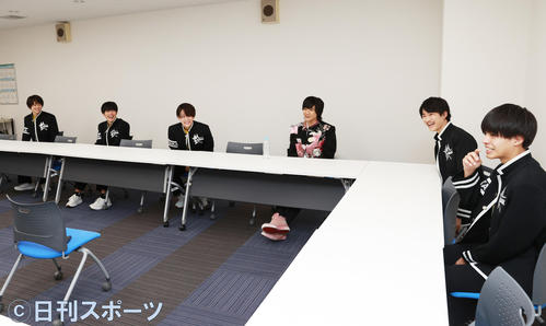 ラジオ大阪の番組「ボイメン☆KANSAI」前に本田剛文(右から3人目)と話をするボイメン大阪研究生、左から岡大和、内藤大耀、高橋真佳把、1人おいて内海太一、中下雄貴(撮影・清水貴仁)