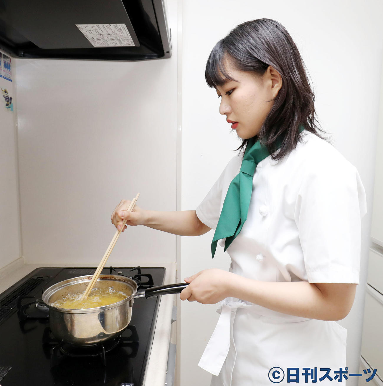 グラタンに入れるマカロニをゆでる根岸