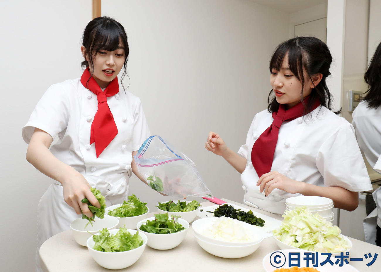 サラダ作りを行う彩木（左）と堀