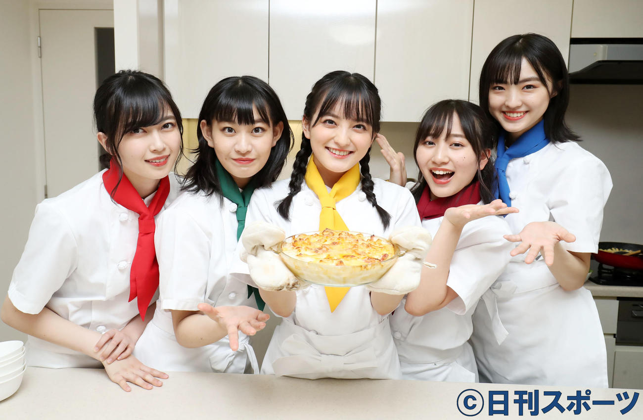 みんなで作ったグラタンを手に笑顔を見せるたこやきレインボーの左から、彩木、根岸、清井、堀、春名（撮影・加藤哉）