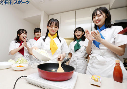 グラタン作りを開始し、まずはタマネギを炒める清井