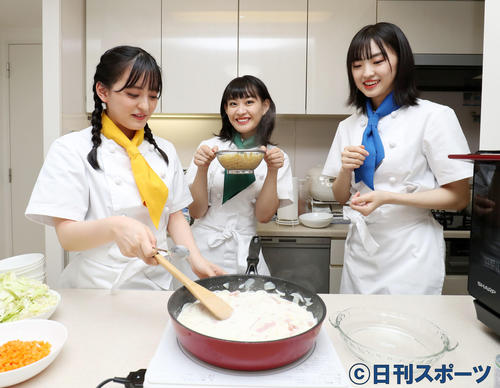 ゆであがったマカロニをクリームソースに入れる根岸(中央)、左は清井、右は春名