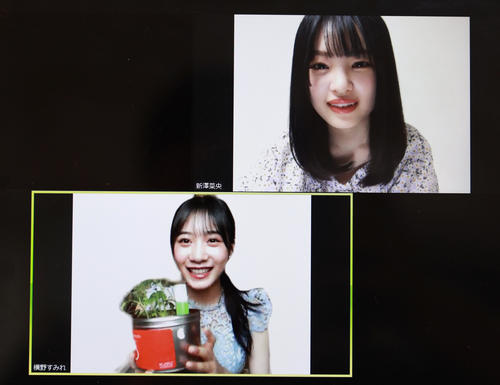 リモート取材を受ける新澤菜央（上）とミニトマトを手にする横野すみれ