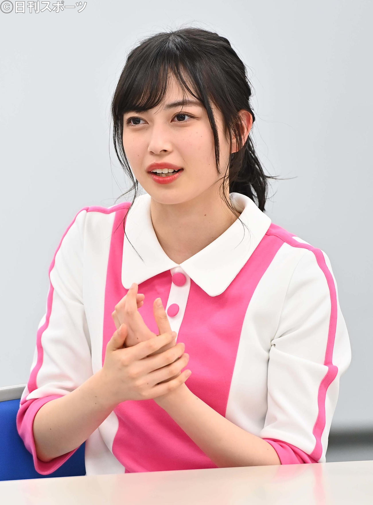 インタビューに答えるたこやきレインボー彩木咲良（撮影・上田博志）