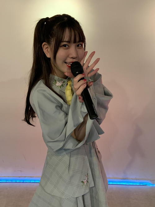 ライブで歌う足森いづみ