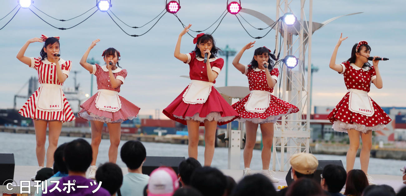南港ATCで有観客のフリーライブを行った、たこやきレインボー。左から清井咲希、堀くるみ、春名真依、根岸可蓮、彩木咲良（撮影・加藤哉）