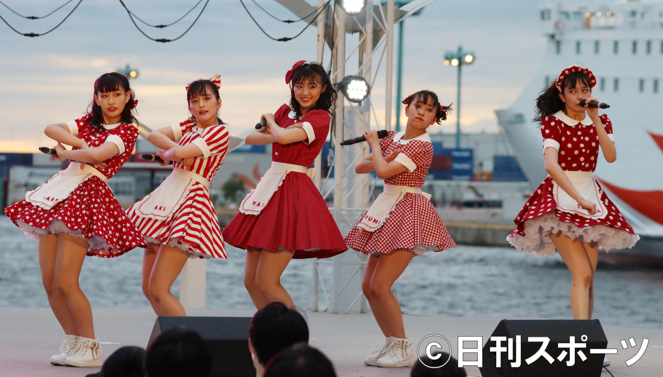 フリーライブを行ったたこやきレインボー。左から根岸可蓮、清井咲希、春名真依、堀くるみ、彩木咲良（撮影・加藤哉）
