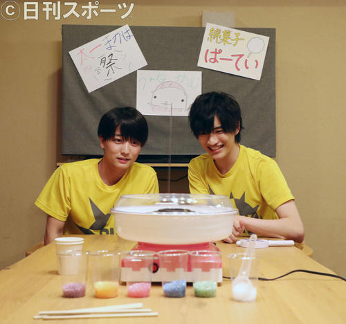 動画配信がスタートし、わた菓子作りに挑戦した高橋（左）と内海（撮影・加藤哉）