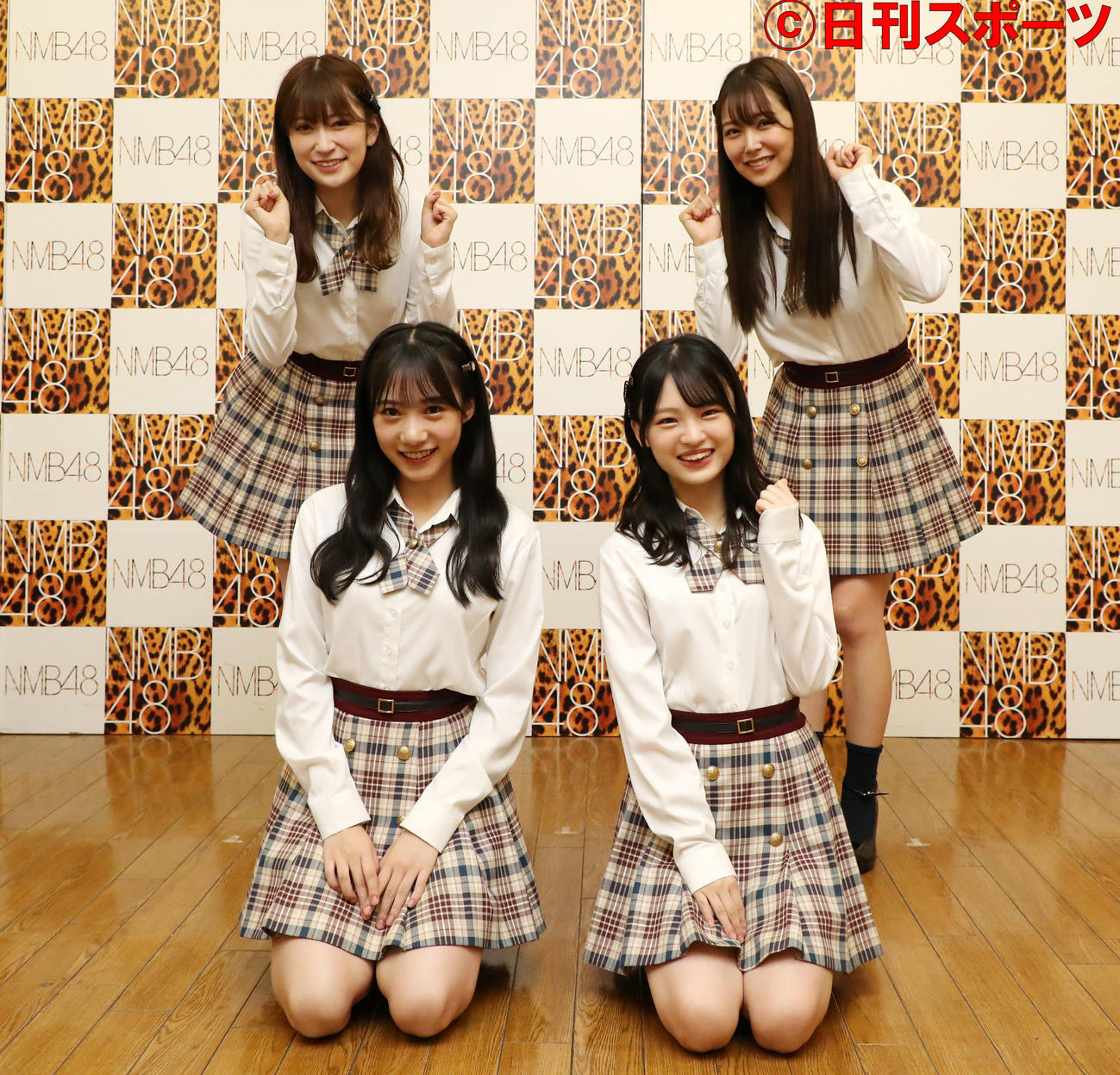 ポーズを決めるNMB48吉田（後列左）と白間（同右）。前列左は横野、同右は新澤（撮影・加藤哉）