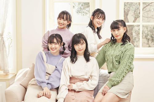 「Go！Go！GUITAR　presents楽しいアコギ弾き語り」に登場するたこやきレインボー。前列左から春名真依、彩木咲良、根岸可蓮。後列左から堀くるみ、清井咲希（撮影・Michael　ミカエル・エンタープライズ）