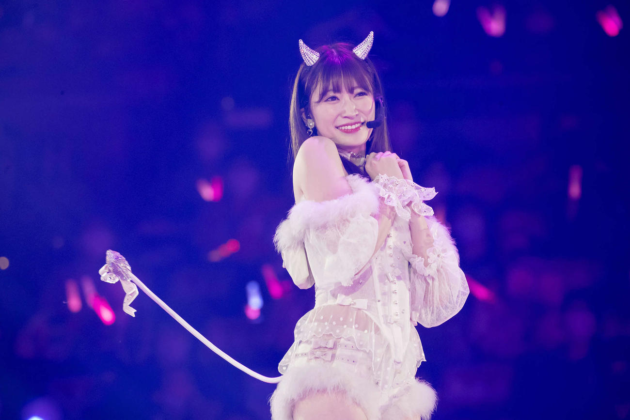 10月24日に卒業コンサートを行った吉田朱里。会場がピンクのペンライトで染まる中、「わるりん」を熱唱（C）NMB48