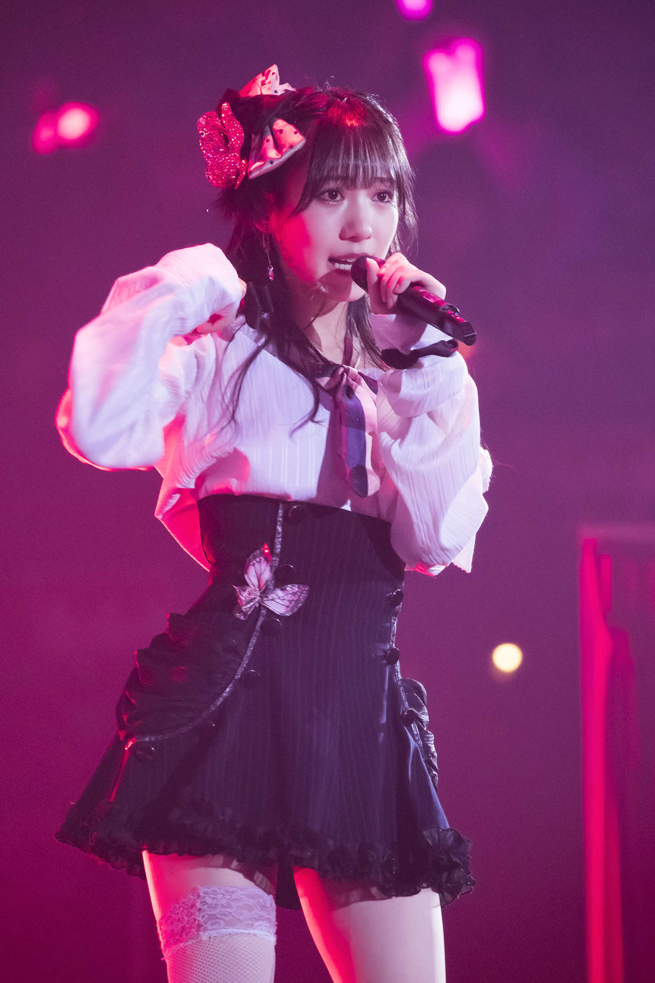 吉田朱里と「抱きしめられたら」を熱唱する横野すみれ（C）NMB48