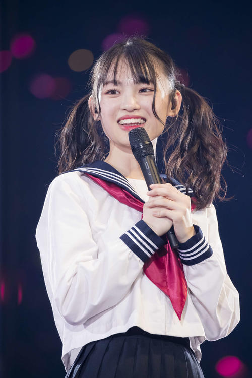 「しがみついた青春」を歌った後、MCをする新澤菜央（C）NMB48