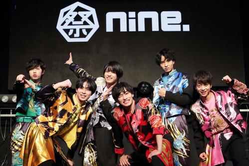 ポーズを決める祭nine．のメンバー。左から横山統威、野々田奏、浦上拓也、寺坂頼我、高崎寿希也、神田陸人（撮影・前田充）