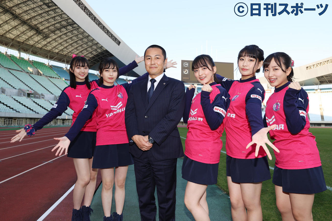 ヤンマースタジアム長居でC大阪森島社長を囲むたこやきレインボー。左から春名、彩木、清井、根岸、堀（撮影・清水貴仁）