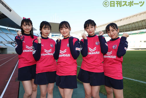たこやきレインボーの左から春名、彩木、清井、根岸、堀（撮影・清水貴仁）