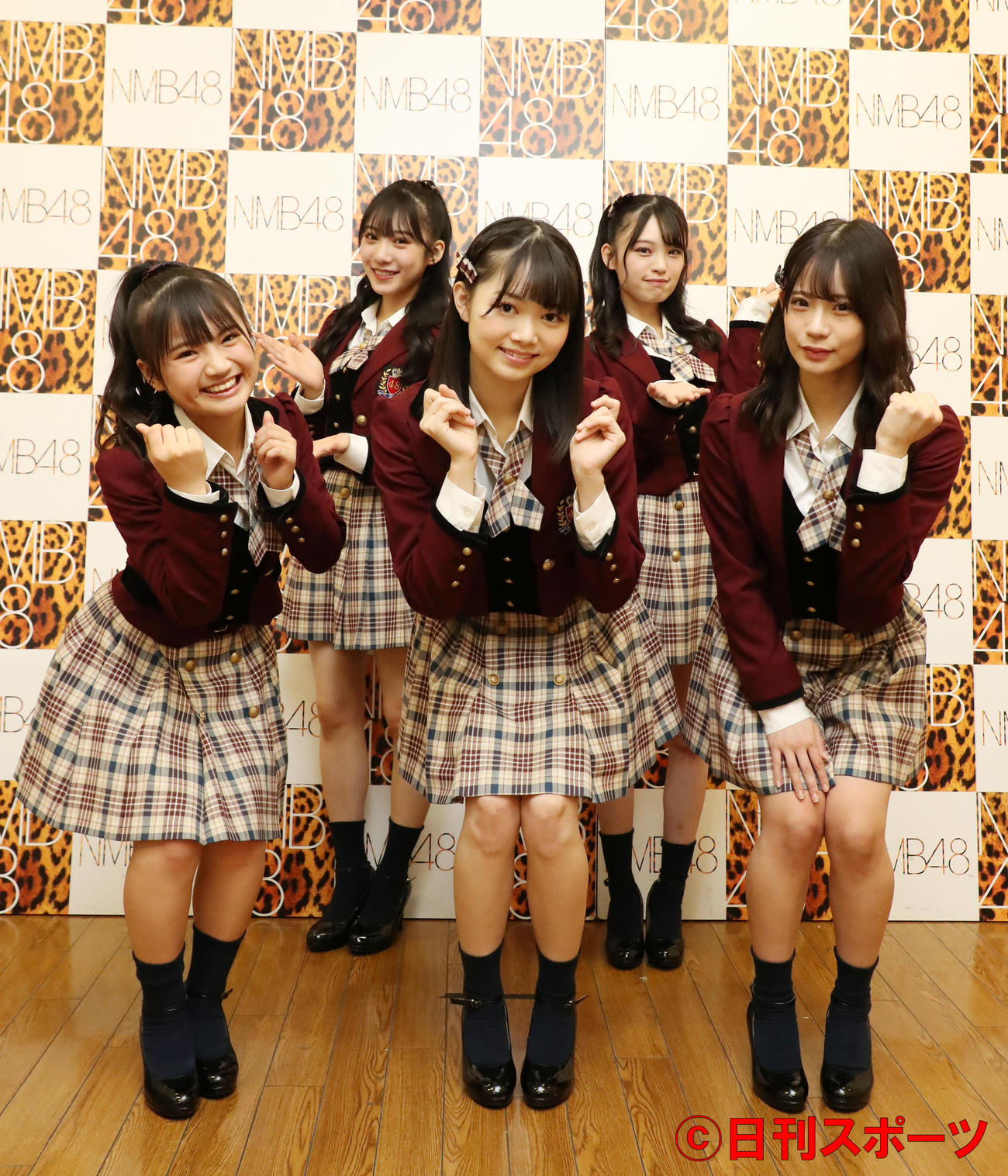 ポーズを決める前列左から、早川夢菜、黒田楓和、和田海佑。後列左は横野すみれ、右は新澤菜央（撮影・加藤哉）