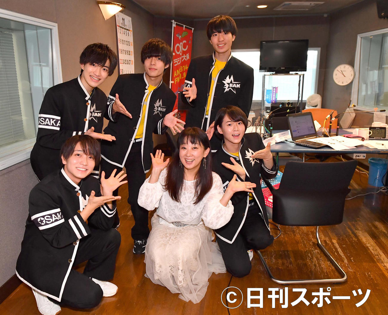 ラジオ大阪「ふれあいラジオ～ラジオディスタンスはゼロで～」に出演した前列左から高橋、南かおり、岡。後列左から内海、中下、内藤（撮影・上田博志）