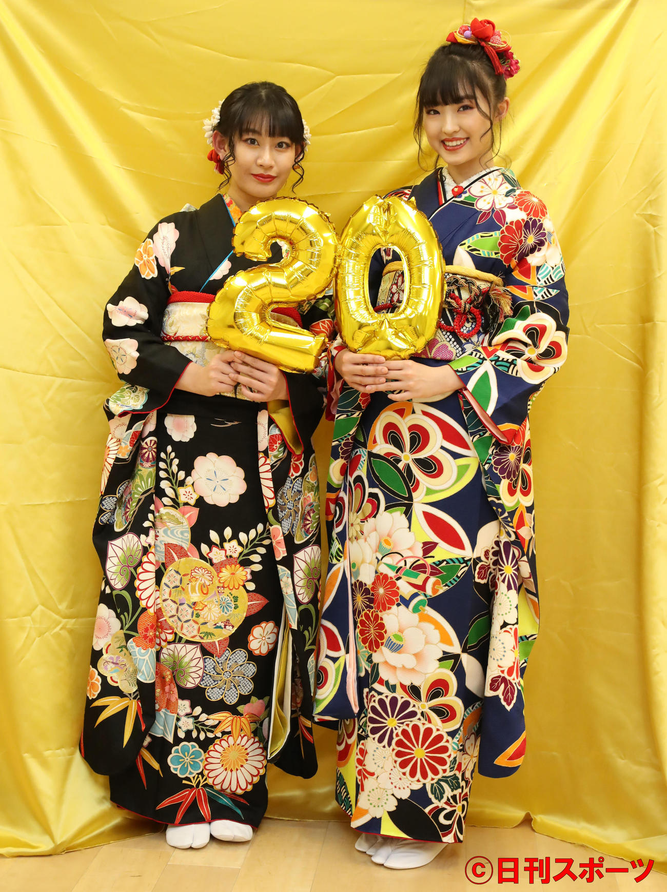 20歳になり晴れ着姿を披露する根岸可蓮（左）と春名真依（撮影・加藤哉）