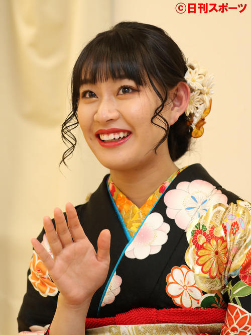 晴れ着でインタビューに答える根岸可蓮
