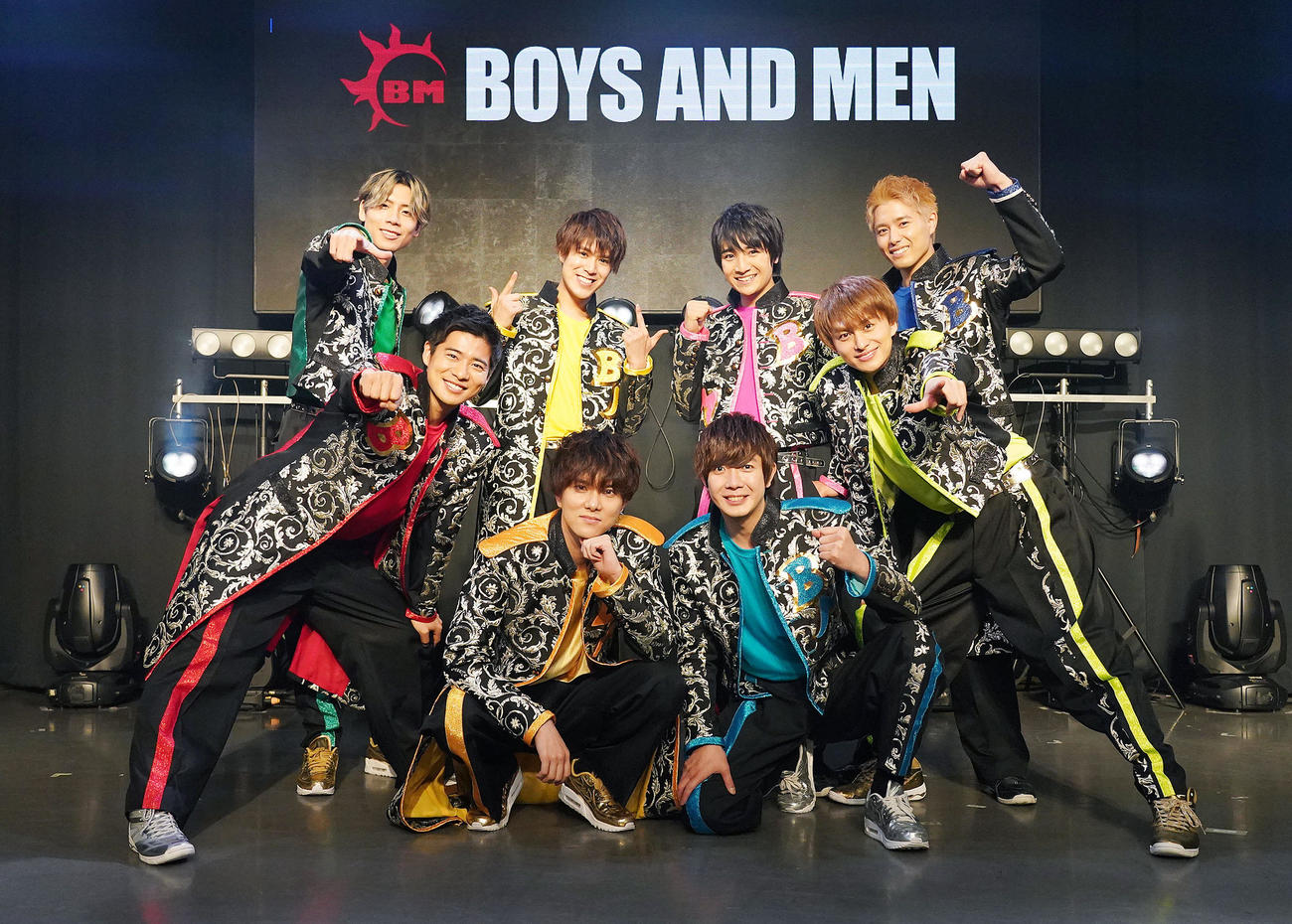 BOYS AND MENのメンバー。前列左から辻本、水野、田村、小林、後列左から吉原、平松、本田、勇翔（撮影・森本幸一）