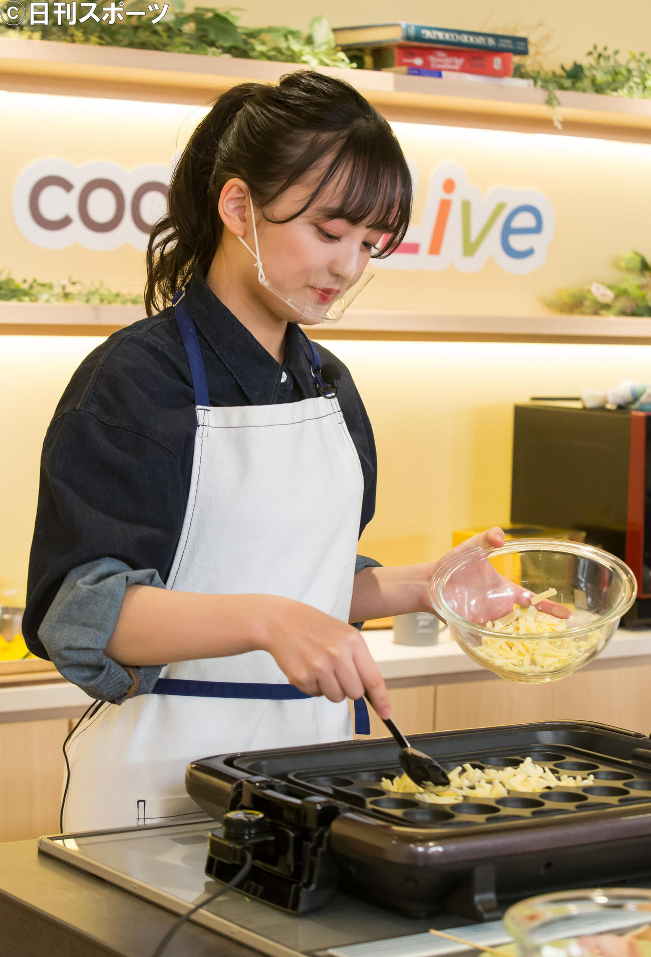 クックパッドLive生配信で調理するたこ虹の清井咲希（撮影・上山淳一）