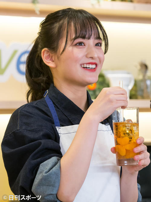クックパッドLive生配信で試飲するたこ虹の清井咲希（撮影・上山淳一）