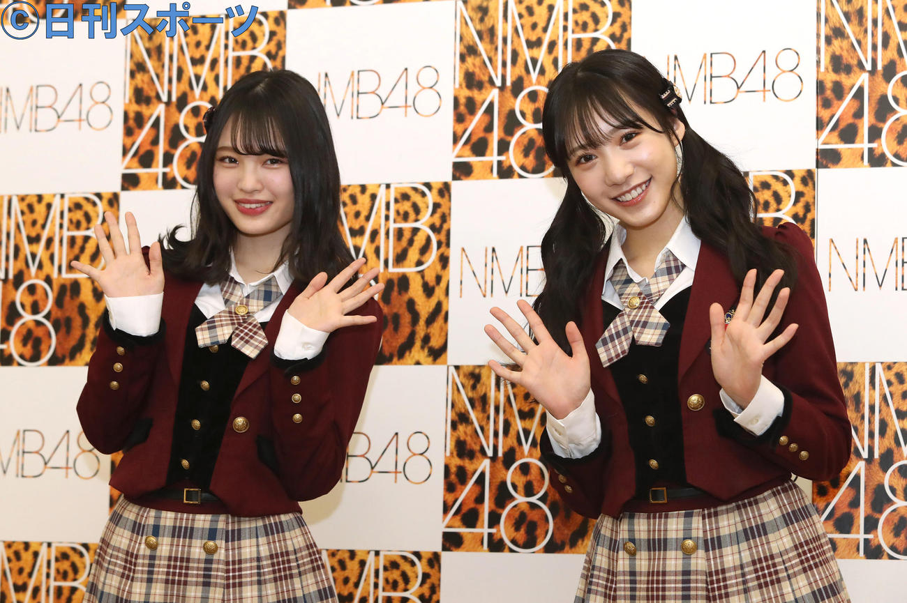 笑顔でバイバイのポーズをとる新澤菜央（左）と横野すみれ（撮影・白石智彦）