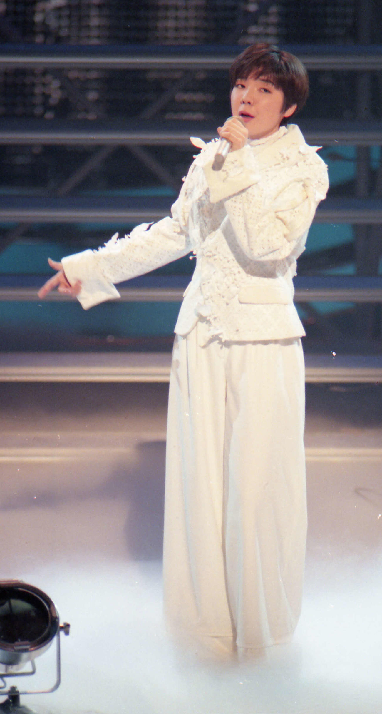 第46回NHK紅白歌合戦で熱唱する岡本真夜（1995年12月31日撮影）