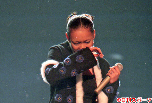 98年12月31日、第49回NHK紅白歌合戦で号泣する安室奈美恵