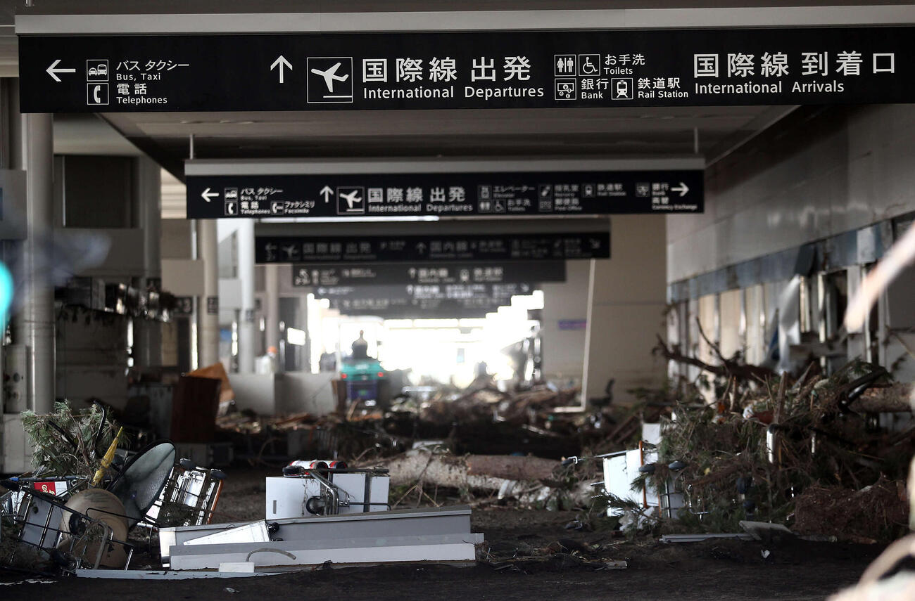 11年3月19日、ガレキの山となっている仙台空港ロビー