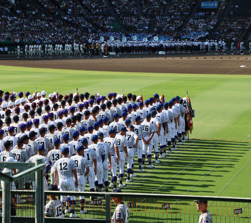 開会式で入場行進する選手たち（2025年8月5日撮影＝甲子園球場）