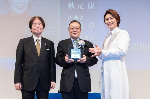 26年JASRAC賞で銀賞を受賞した加藤和也氏（中央）。左はJASRAC石原信一会長。右はお祝いに駆けつけた氷川きよし（2026年5月撮影）