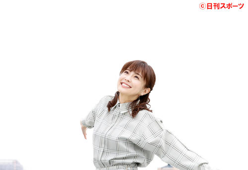 新しい事に挑戦も始め、外で「気持ちいい～」と手を広げて笑顔を見せる小林麻耶（撮影・浅見桂子）
