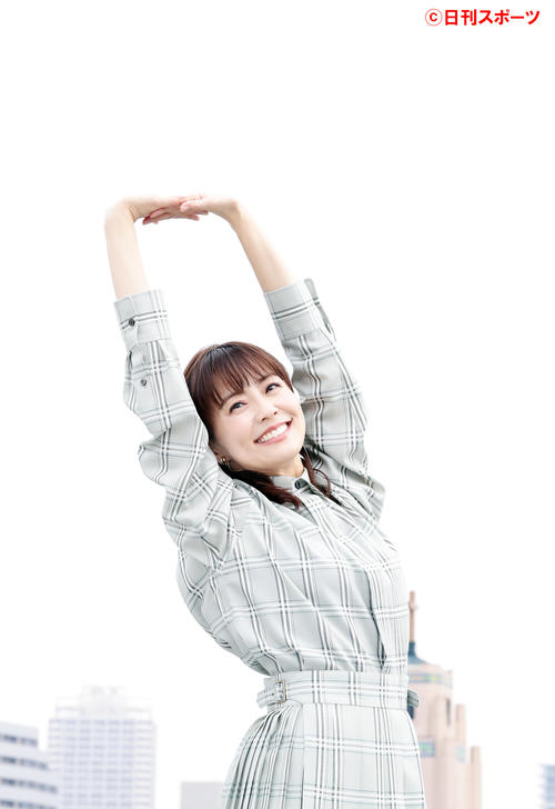新しい事に挑戦も始め、外で「気持ちいい～」と手を広げて笑顔を見せる小林麻耶（撮影・浅見桂子）