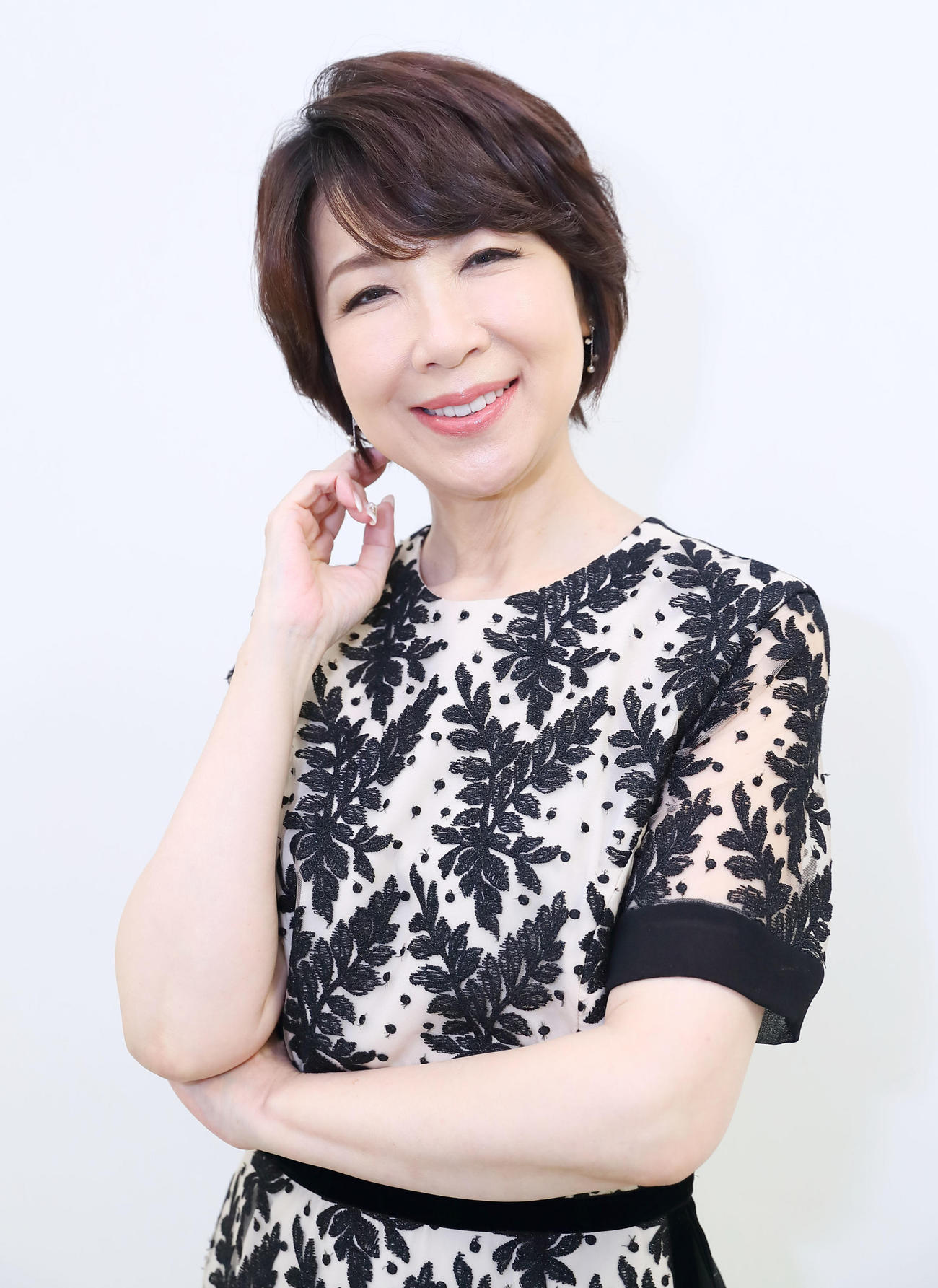 笑顔でポーズを決める伊藤蘭（撮影・前田充）