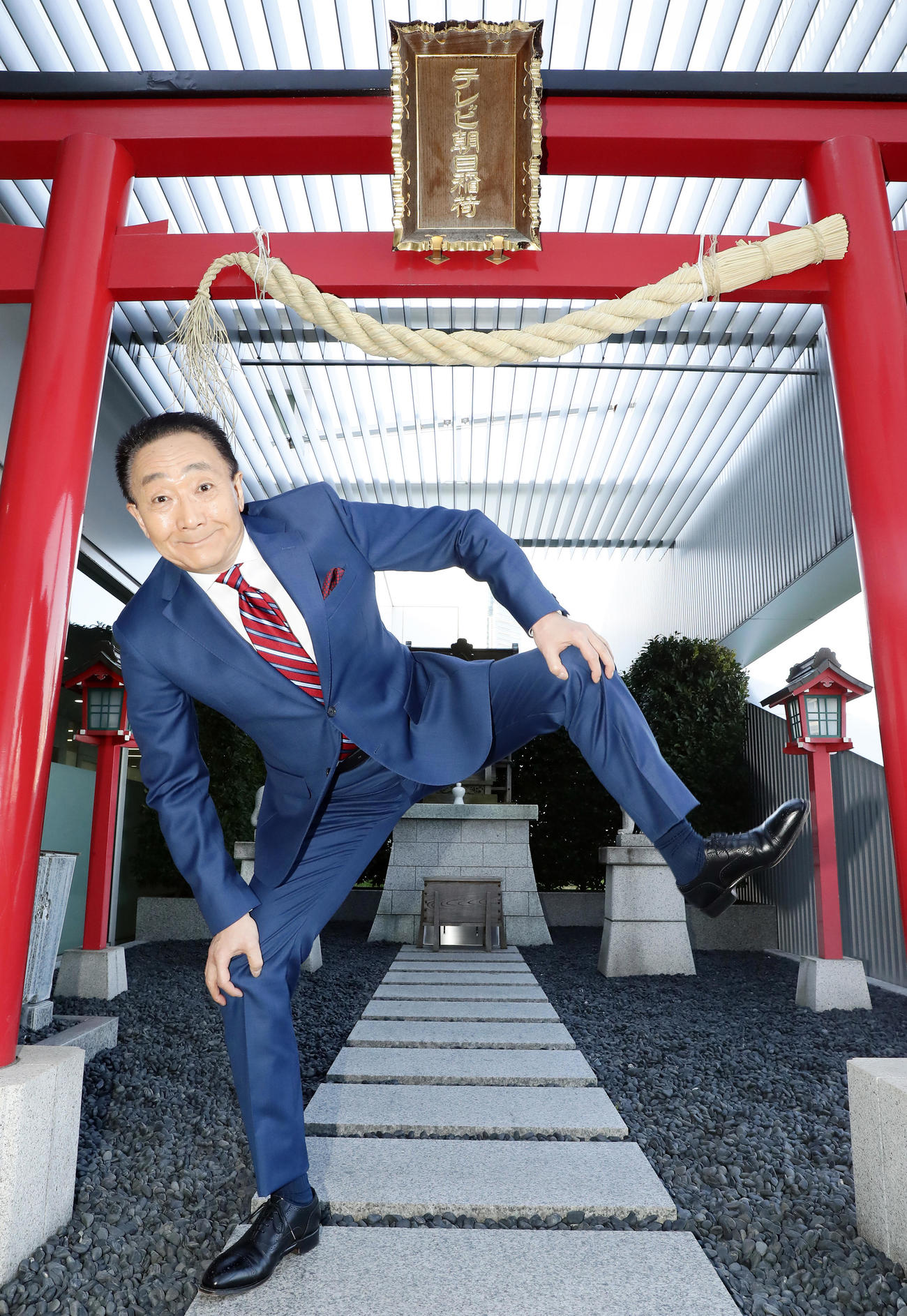 「この先も話す仕事をしていきたい」と、年齢を全く感じさせないバイタリティーで、テレビ朝日稲荷で気合の四股を踏む渡辺宜嗣キャスター（撮影・浅見桂子）