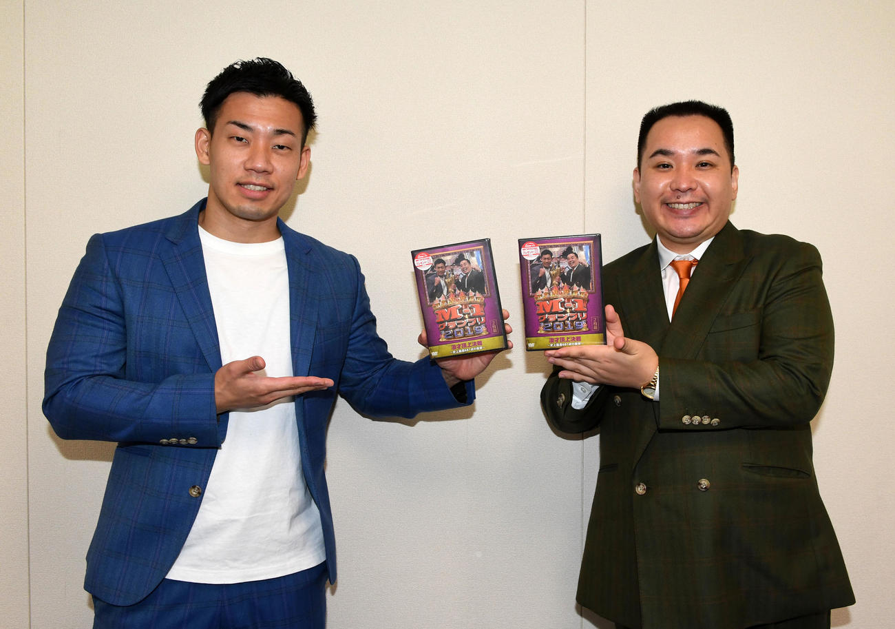 「Mー1グランプリ2019～史上最高681点の衝撃～」のDVDを披露するミルクボーイの駒場孝（左）と内海崇（撮影・前岡正明）