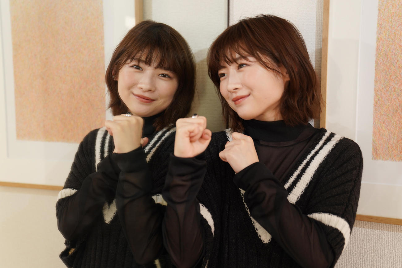 おどけながらファイティングポーズをとる伊藤沙莉。カメラマンもノックダウン（撮影・菅敏）