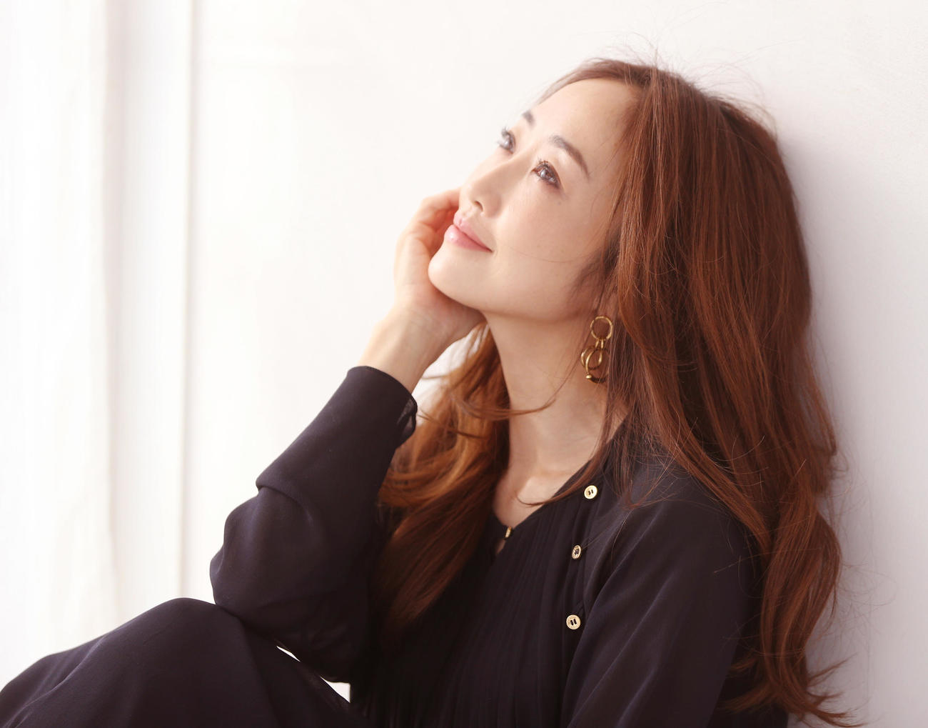 神崎恵さんの透明感あふれる表情を前に、ついついシャッターを押しすぎました（撮影・野上伸悟）