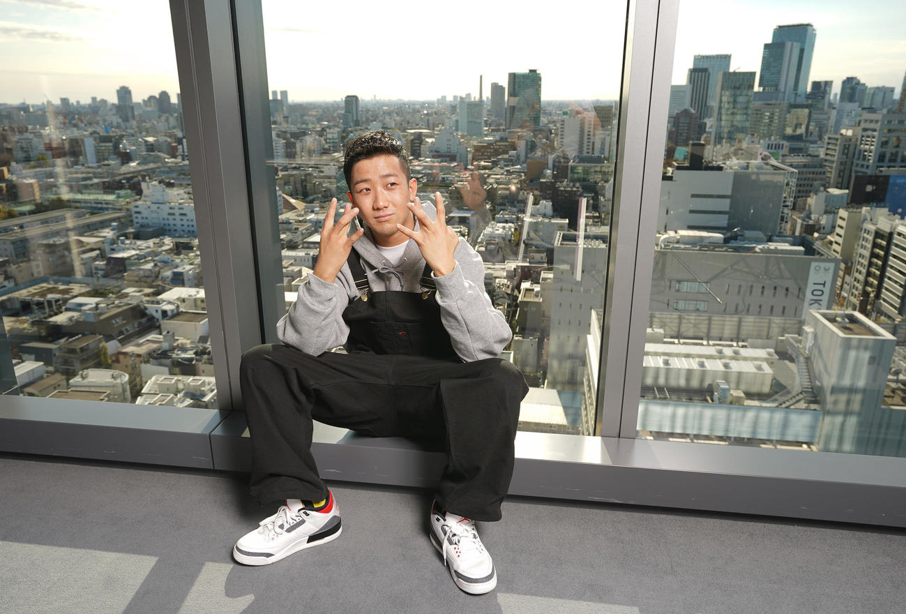 優しい歌の印象通り、本当に好青年な瑛人さん。撮影の合間にも口ずさむ歌声に聞きほれてしまいました！（撮影・菅敏）