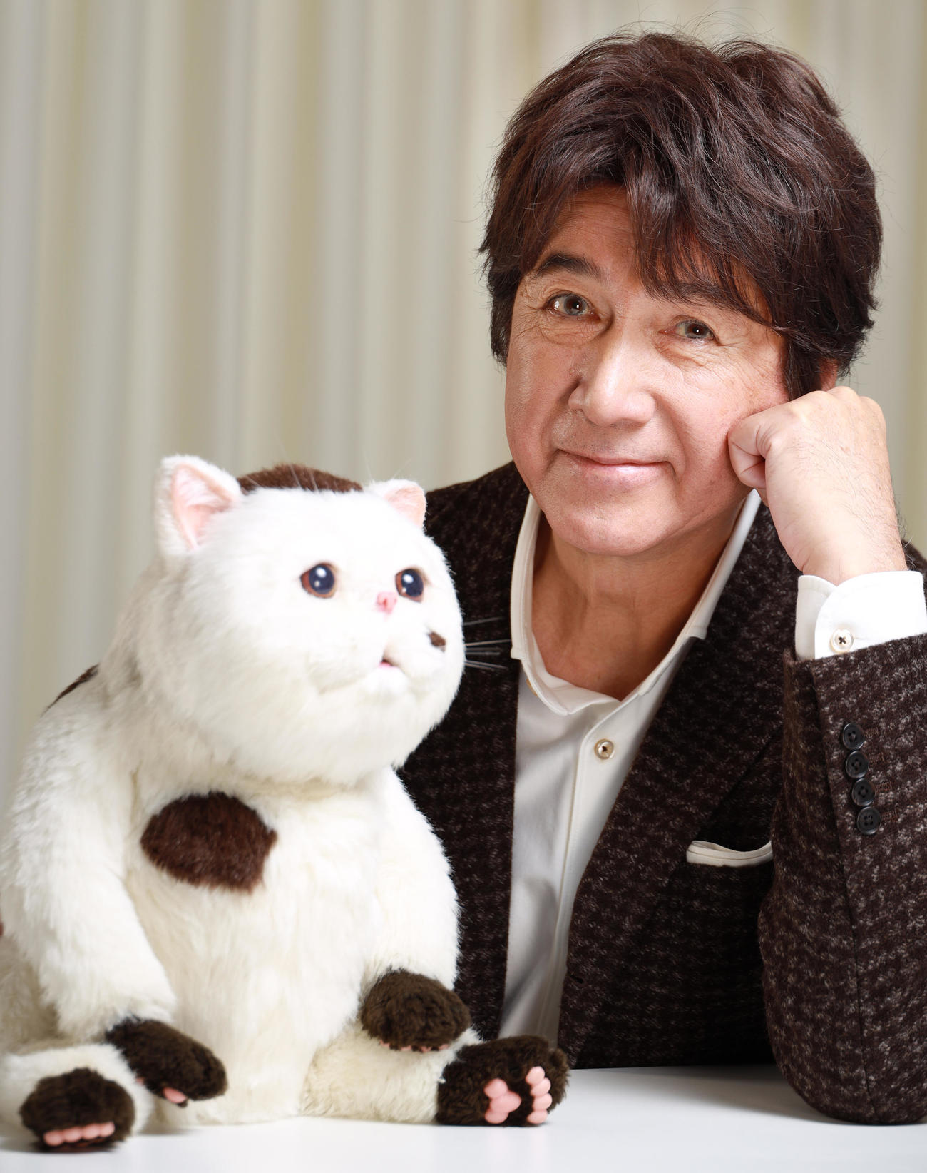 主演ドラマで愛猫として登場する「ふくまる」と一緒に、変わらぬ格好良さでファンを魅了する草刈正雄（撮影・中島郁夫）